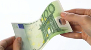 100 eurų banknotas turi šiugždėti
