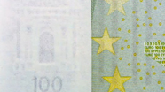100 eurų vandens ženklas ženklas ant stalo