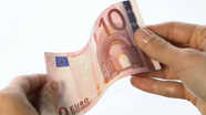 10 eurų banknotas turi šiugždėti