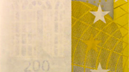 200 eurų vandens ženklas ženklas ant stalo