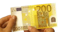 Perbraukite per 200 eur banknoto apačią