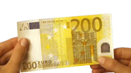 Perbraukite per 200 eur banknoto apatinį šoną