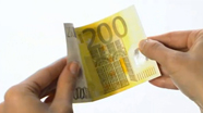 200 eurų banknotas turi šiugždėti