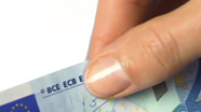Perbraukite per banknoto viršų