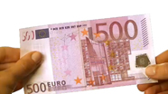 Perbraukite per banknoto dešinį šoną apačioje