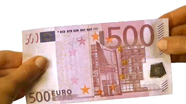 Perbraukite per banknoto dešinį šoną viršuje
