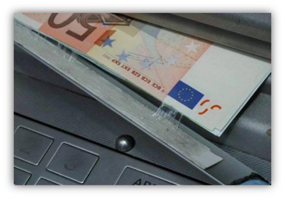 Pinigų gaudyklė prilipina banknotus