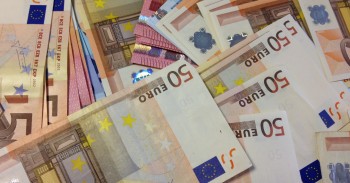 Bauda kreditų bendrovėms, pinigai mini