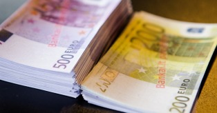 106 tūkst. grynais 200 ir 500 eurų kupiūromis