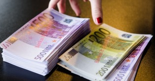 106 tūkst. grynais 200 ir 500 eurų kupiūromis