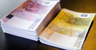 106 tūkst. grynais 200 ir 500 eurų kupiūromis