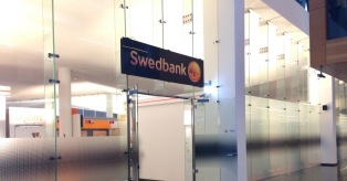 „Swedbank“ įtariamas pinigų plovimu mini